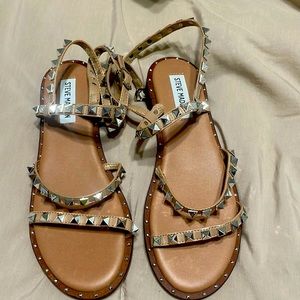 Steve Madden Women's Travel Flat Sandal Tan